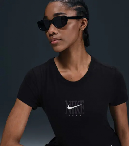 Футболка женская Nike SPORTSWEAR SLIM SHORT-SLEEVE GRAPHIC черная IB2444-010