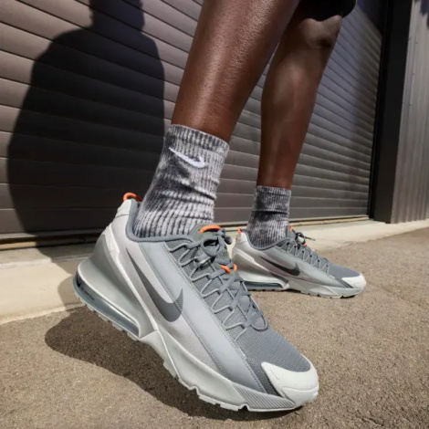 Кросівки Nike AIR MAX PULSE ROAM світло-сіро-сіро-помаранчеві FN6920-001