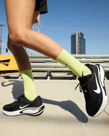 Кроссовки беговые женские Nike JOURNEY RUN черно-белые FJ7765-001