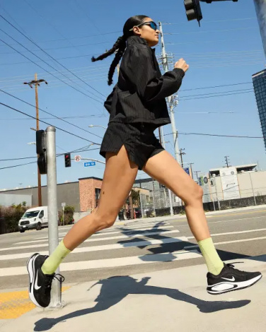 Кроссовки беговые женские Nike JOURNEY RUN черно-белые FJ7765-001
