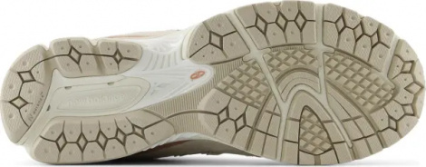 Кросівки New Balance 2002R бежево-персикові U2002RNB