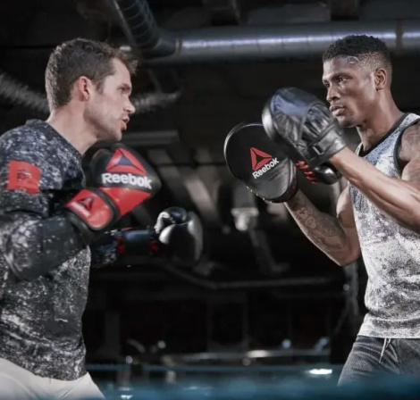 Перчатки боксерские Reebok COMBAT LEATHER BOXING GLOVES черно-красные (10 унций) RSCB-10110RD-10