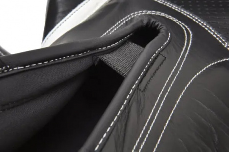 Перчатки боксерские Reebok COMBAT LEATHER BOXING GLOVES бело-черно-красные (10 унций) RSCB-10010WH-10