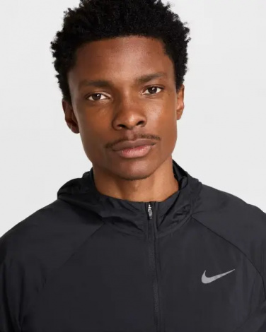 Вітровка для бігу Nike STRIDE REPEL UV RUNNING чорна HV4548-010