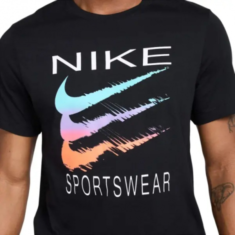 Футболка Nike SPORTSWEAR TRIPLE SWOOSH черная HQ8094-010