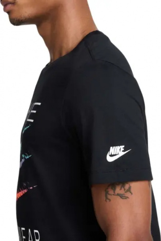 Футболка Nike SPORTSWEAR TRIPLE SWOOSH черная HQ8094-010