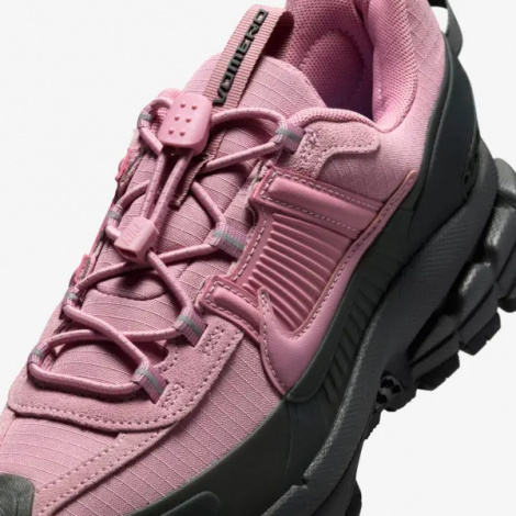 Кросівки жіночі Nike ZOOM VOMERO ROAM WINTERIZED рожево-чорні HQ2181-003