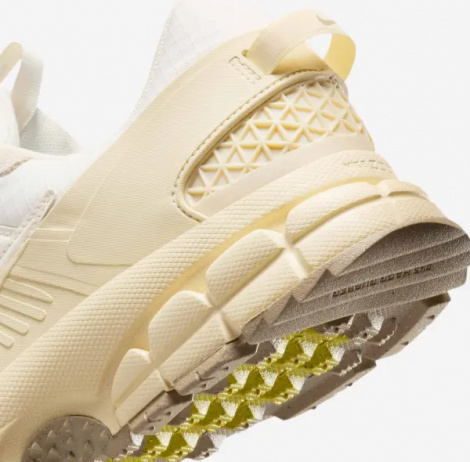 Кросівки Nike ZOOM VOMERO ROAM WINTERIZED бежево-кремові FV2295-101