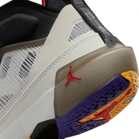 Кроссовки баскетбольные Nike AIR JORDAN XXXVII светло-бежево-коричнево-черные DD6958-060