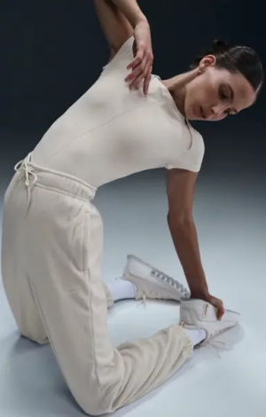 Спортивні штани жіночі Nike THERMA-FIT ONE LOOSE FLEECE кремові FB5578-104