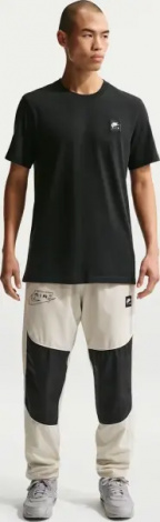 Футболка Nike SPORTSWEAR чорна IO9514-010