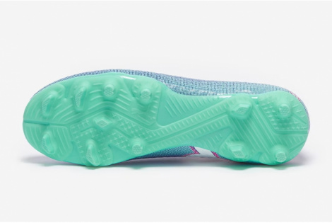 Детские футбольные бутсы Puma Future 7 Pro MG Junior 107944-01