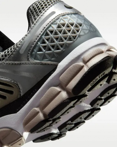 Кроссовки Nike ZOOM VOMERO 5 серебряно-коричневые FJ4151-007