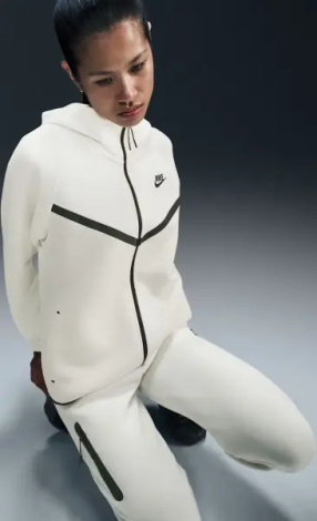 Толстовка жіноча Nike SPORTSWEAR TECH FLEECE WINDRUNNER FULL-ZIP HOODIE молочний HV6747-110