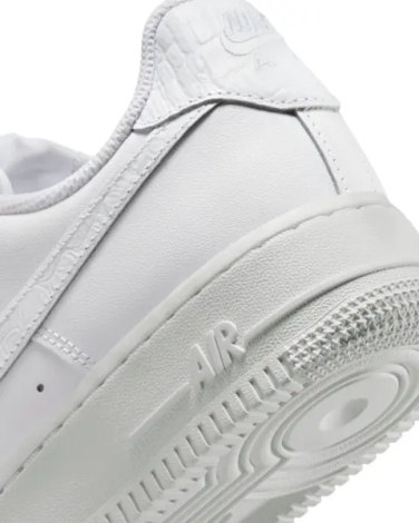 Кроссовки женские Nike AIR FORCE 1 '07 SE белые IO4837-100