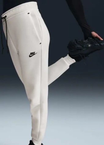Спортивные штаны женские Nike SPORTSWEAR TECH FLEECE MID-RISE молочные HV6779-110