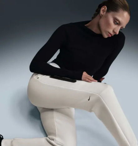 Спортивные штаны женские Nike SPORTSWEAR TECH FLEECE MID-RISE молочные HV6779-110