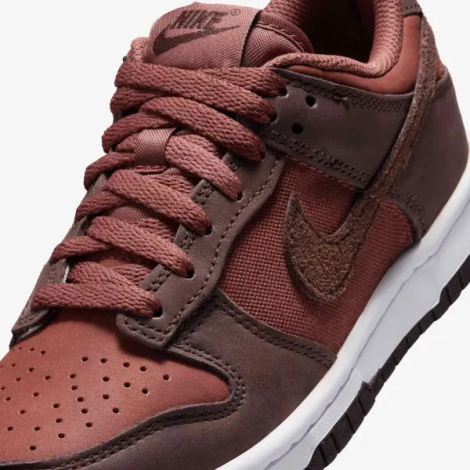 Кросівки підліткові Nike DUNK LOW SE (GS) коричневі HQ9293-200