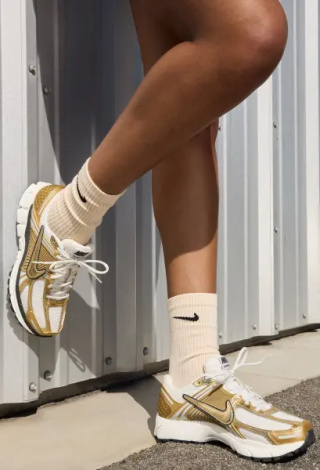 Кроссовки женские Nike ZOOM VOMERO 5 золотисто-белые HF7723-001