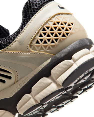 Кроссовки Nike ZOOM VOMERO 5 бежево-черные FJ4151-008