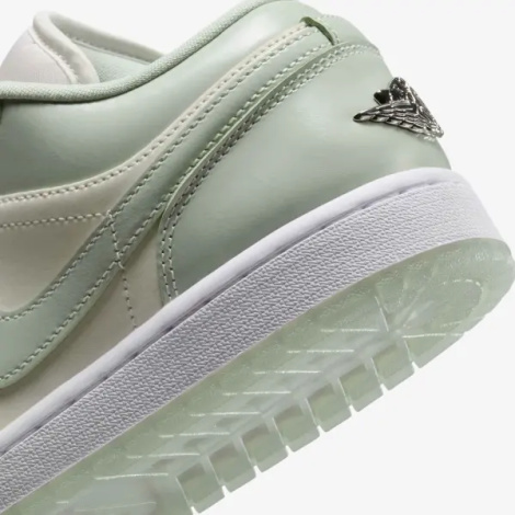 Кросівки жіночі Nike AIR JORDAN 1 LOW SE м'ятно-бежеві HF4078-100