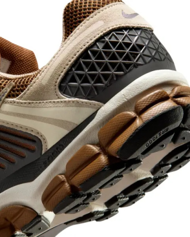 Кросівки Nike ZOOM VOMERO 5 коричнево-бежево-чорні HF1553-202