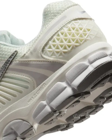 Кросівки Nike ZOOM VOMERO 5 світло-сірі FB9149-103