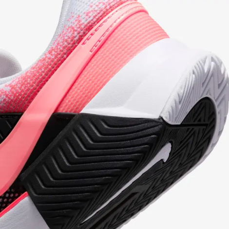 Кросівки тенісні Nike ZOOM GP CHALLENGE 1 HARD біло-чорно-коралові FB3147-102