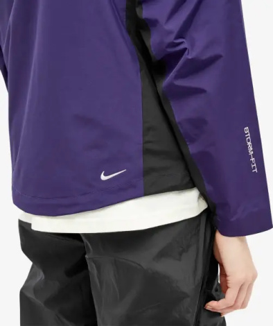 Ветровка женская Nike ACG STORM-FIT WATER-RESISTANT LIGHTWEIGHT фиолетово-черная DV9522-555