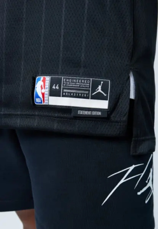Майка баскетбольная Nike CHICAGO BULLS STATEMENT EDITION JORDAN DRI-FIT NBA SWINGMAN черно-красная DO9521-010