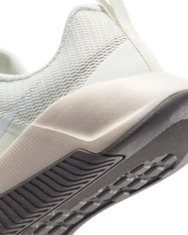Кросівки для тренувань жіночі Nike MC TRAINER 3 кремово-сірі FQ1830-120