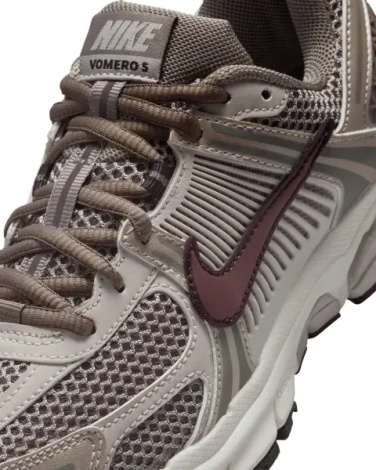 Кросівки підліткові Nike VOMERO 5 (GS) коричневі HF6998-200