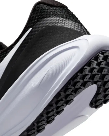 Кросівки бігові жіночі Nike REVOLUTION 8 чорно-білі HJ8485-001