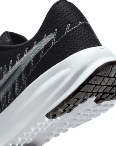 Кросівки бігові жіночі Nike RUN DEFY чорно-білі HM9593-002