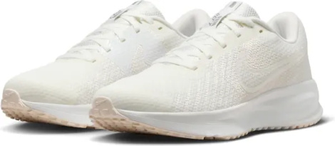 Кросівки бігові жіночі Nike RUN DEFY кремові HM9593-107