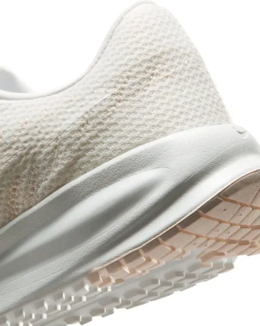 Кросівки бігові жіночі Nike RUN DEFY кремові HM9593-107