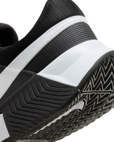 Кроссовки теннисные Nike ZOOM GP CHALLENGE 1 CLAY черно-белые FJ1813-001
