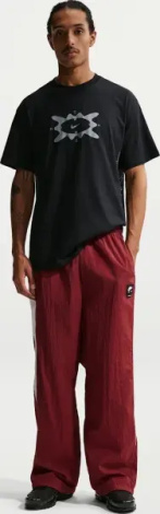 Футболка Nike SPORTSWEAR чорна IH1165-010