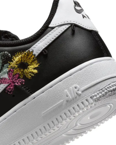 Кроссовки женские Nike AIR FORCE 1 '07 PREMIUM 'FLOWERS' черно-белые IB6644-001