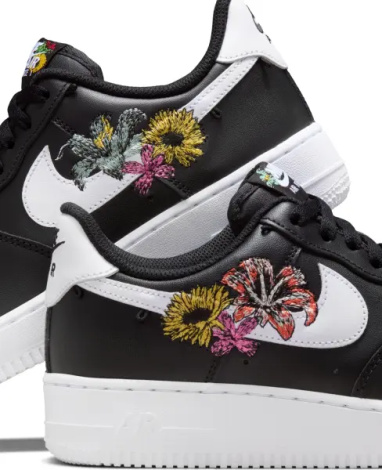 Кроссовки женские Nike AIR FORCE 1 '07 PREMIUM 'FLOWERS' черно-белые IB6644-001