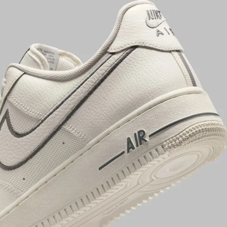 Кросівки Nike AIR FORCE 1 '07 бежево-сірі IB7677-101