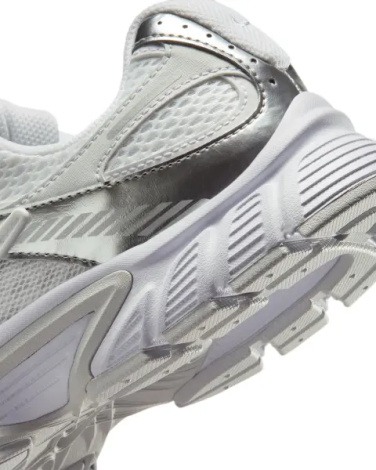 Кросівки жіночі Nike V5 RNR біло-сріблясті HQ7901-112