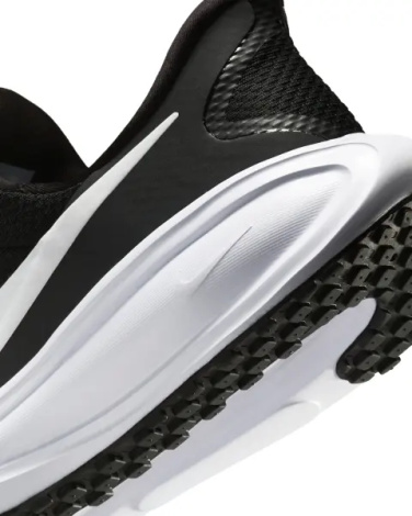 Кросівки бігові жіночі Nike REVOLUTION 8 EASYON чорно-білі HQ2415-001