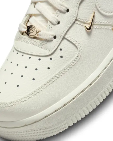 Кросівки жіночі Nike AIR FORCE 1 '07 LX молочні FV3654-111