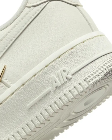 Кросівки жіночі Nike AIR FORCE 1 '07 LX молочні FV3654-111