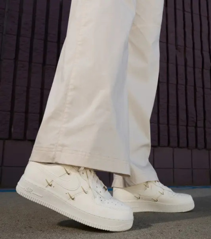 Кросівки жіночі Nike AIR FORCE 1 '07 LX молочні FV3654-111