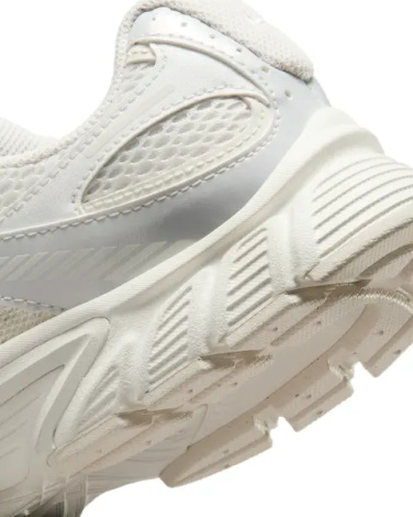 Кросівки жіночі Nike V5 RNR кремові IQ0276-030