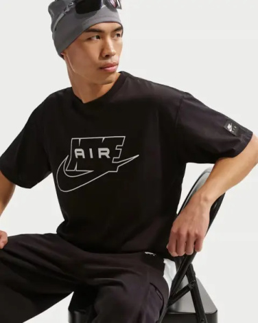 Футболка Nike SPORTSWEAR чорна IH1359-010