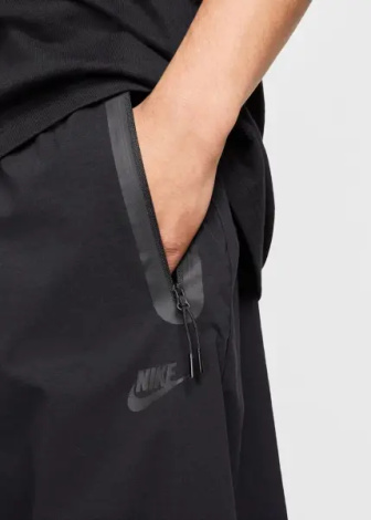 Спортивные штаны Nike TECH WOVEN OVERSIZED черные HM7158-010