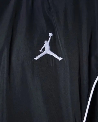 Ветровка подростковая Nike JORDAN ESSENTIAL DRAFT черная 95D689-023
